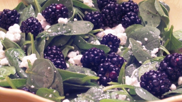 Colorful Spinach and Blackberry Salad