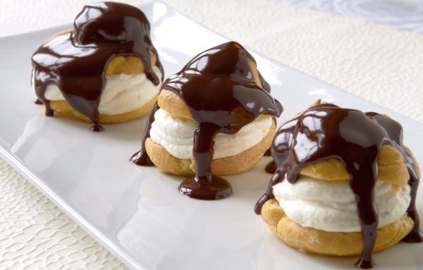 Cream puffs with dark chocolate sauce