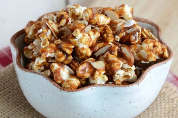 Gingerbread popcorn