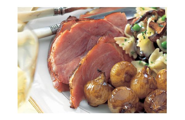 Glazed ham with roasted onions