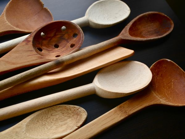 Non-stick spatulas and wooden spoon