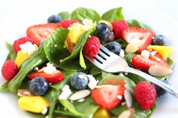 Spinach-fruit salad