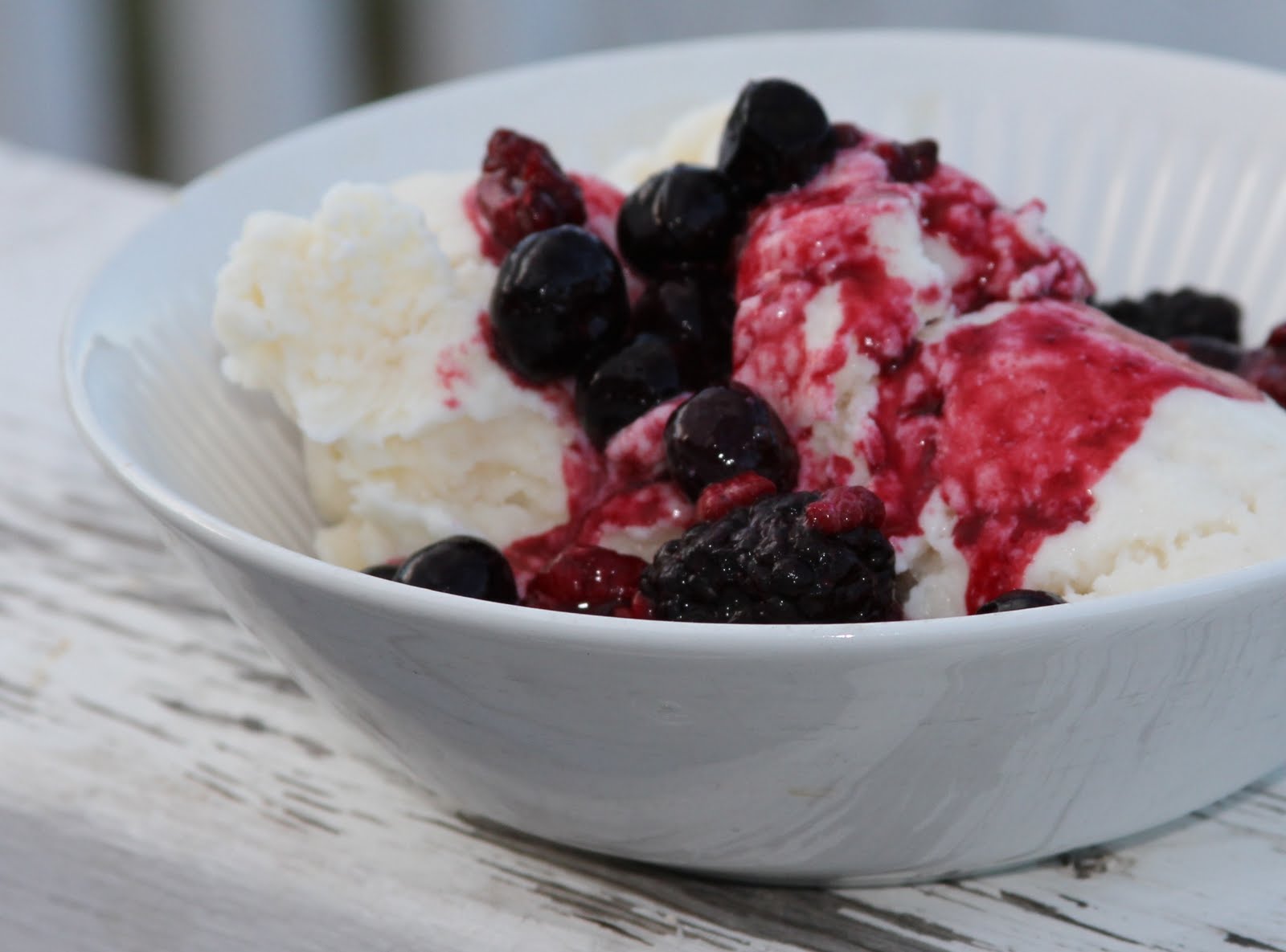 LC-Ice-cream-vanilla-with-berries-2