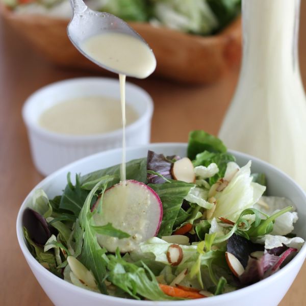 Creamy garlic salad dressing